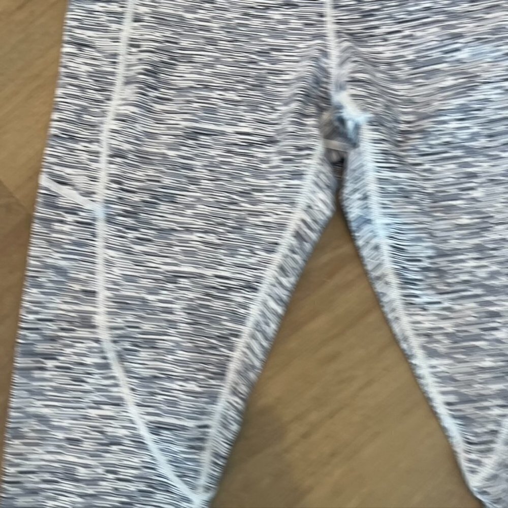 ** Zyia Leggings Womens 4 Gray Active Level Light n Tight Capri Cropped Pockets - Picture 4 of 11